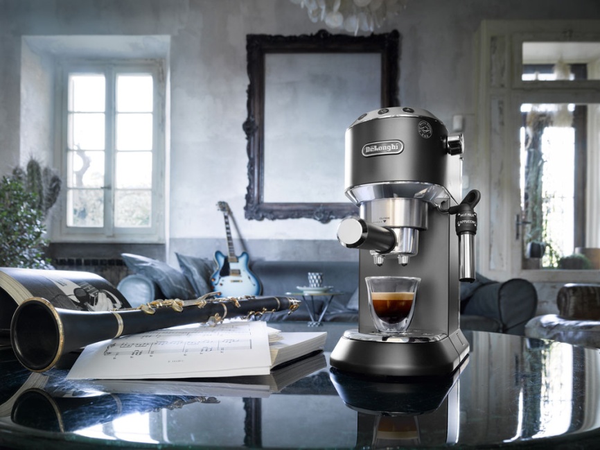 Кофеварка De’Longhi EC 685.BK, рожковая, съемный поддон, черная фото 6
